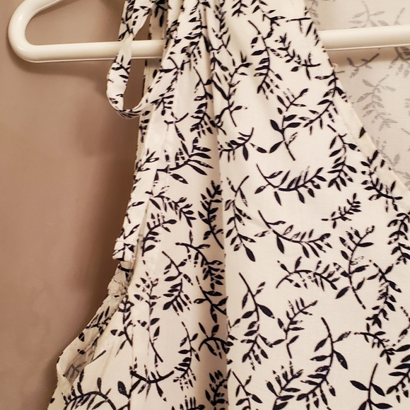 Sleeveless Shirt with shoulder ties - Picture 2 of 3